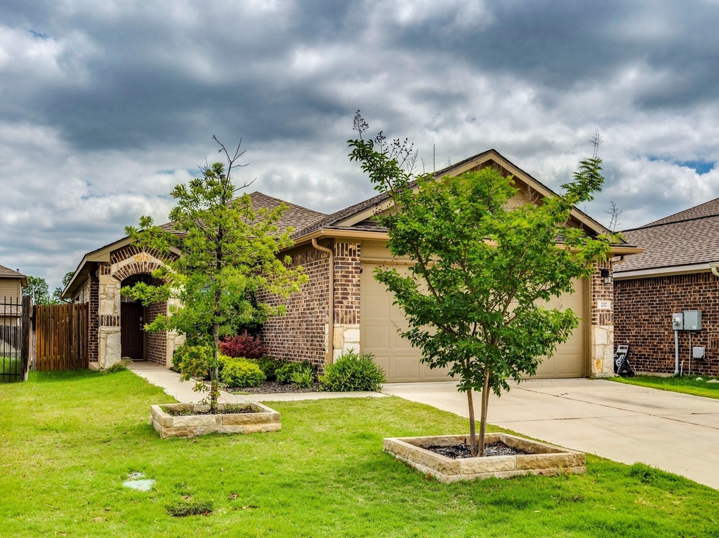 217 Yoakum St - Photo 1