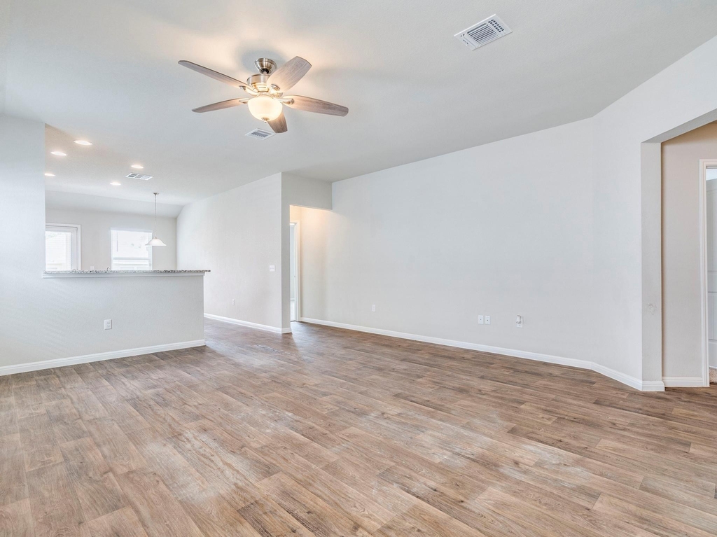 217 Yoakum St - Photo 5