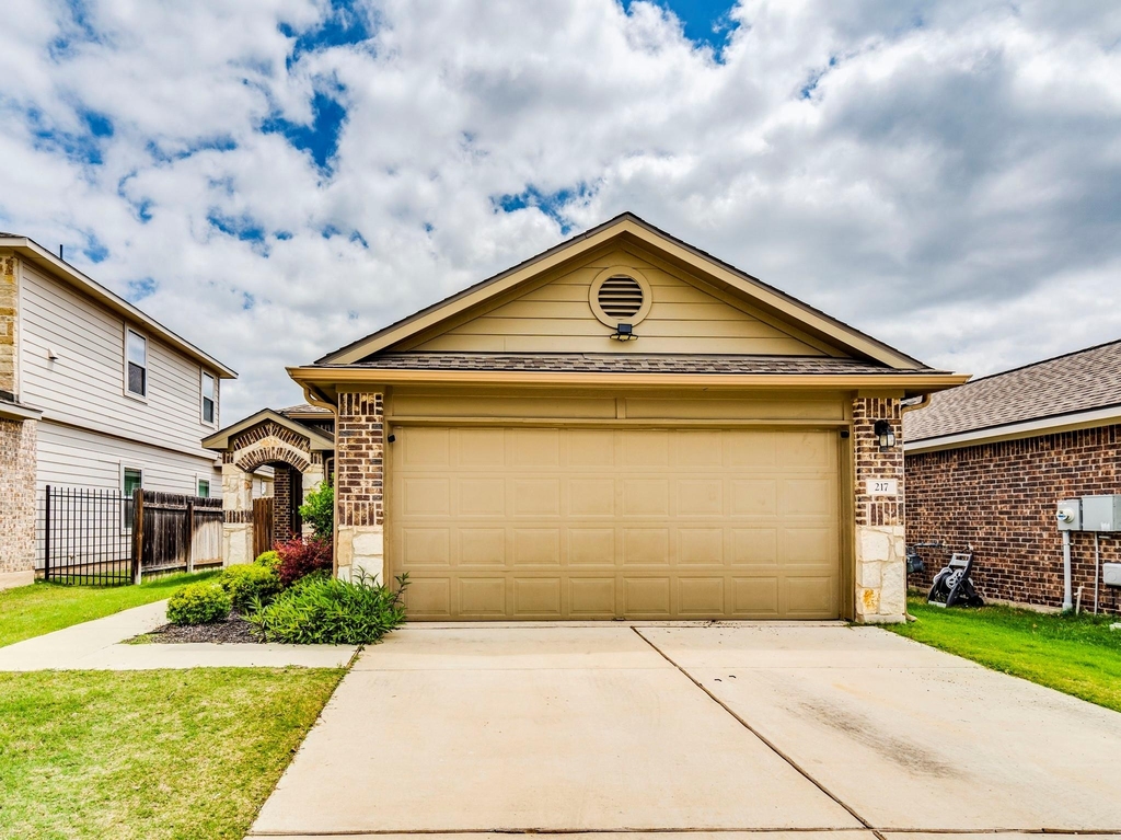 217 Yoakum St - Photo 2