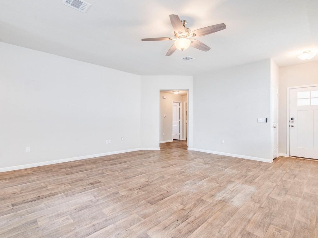 217 Yoakum St - Photo 7