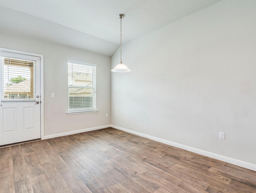 217 Yoakum St - Photo 10