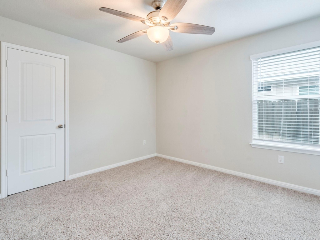 217 Yoakum St - Photo 15