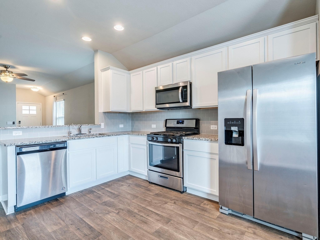 217 Yoakum St - Photo 4
