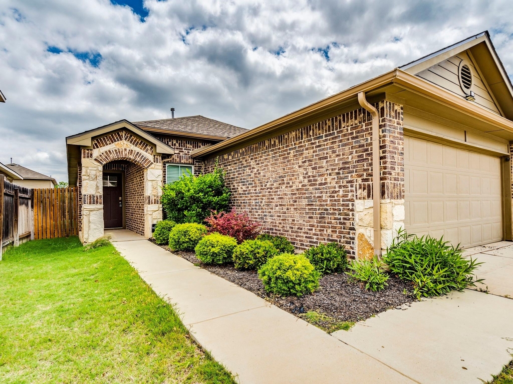 217 Yoakum St - Photo 0