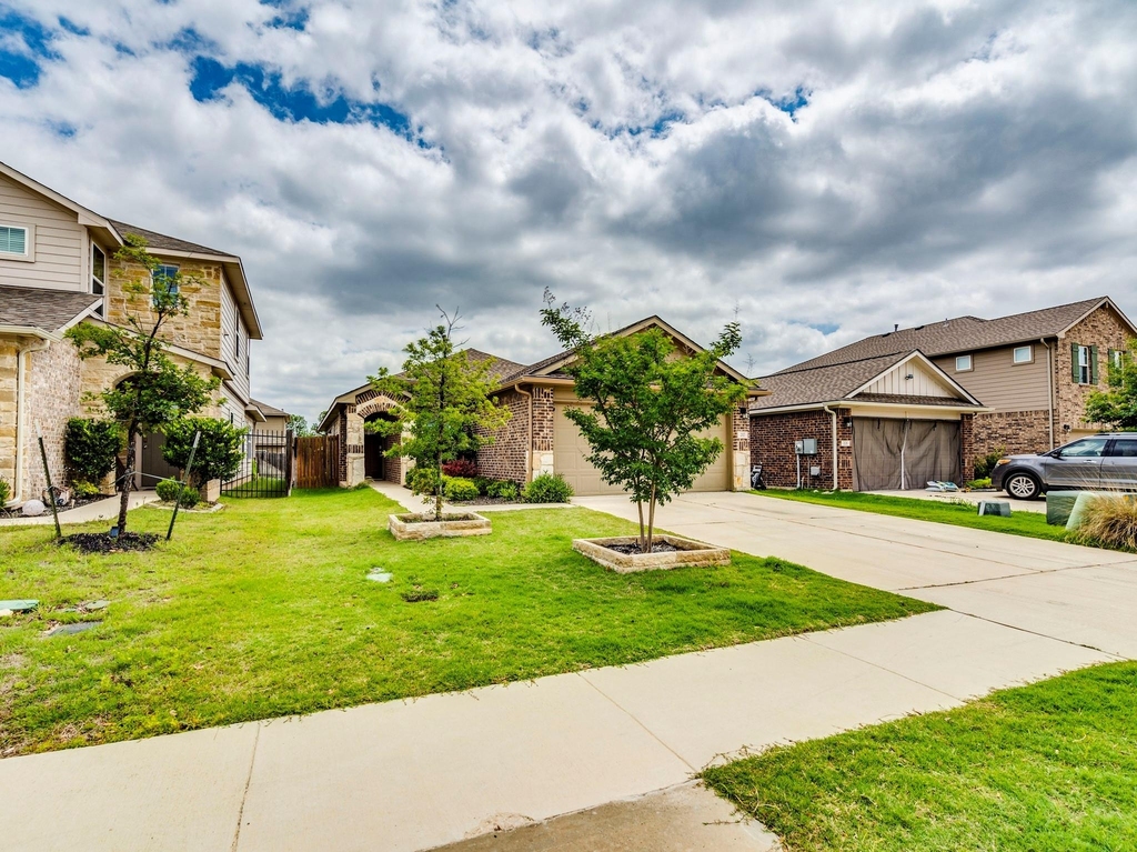 217 Yoakum St - Photo 3
