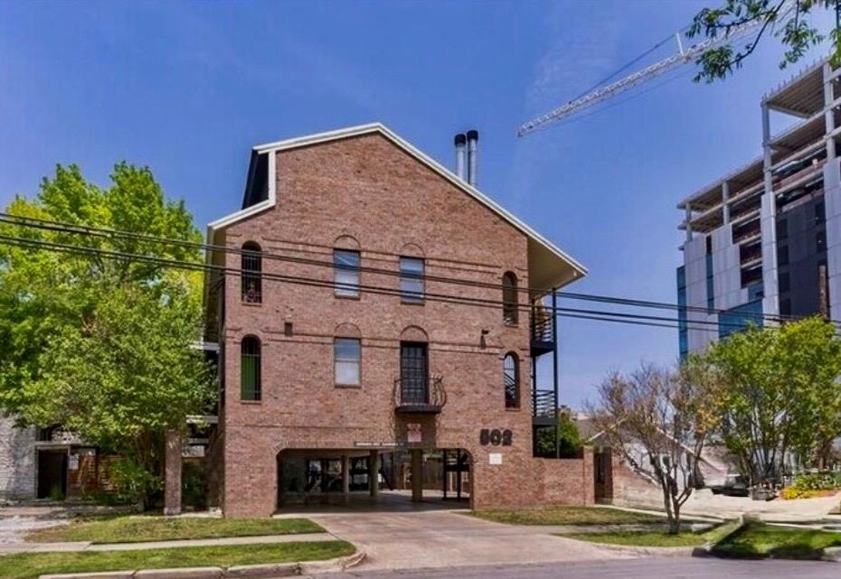 502 W 17th St - Photo 1