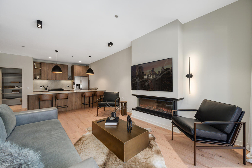 1257 N Ashland Avenue - Photo 1