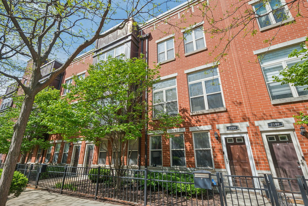 2504 S Calumet Avenue - Photo 0