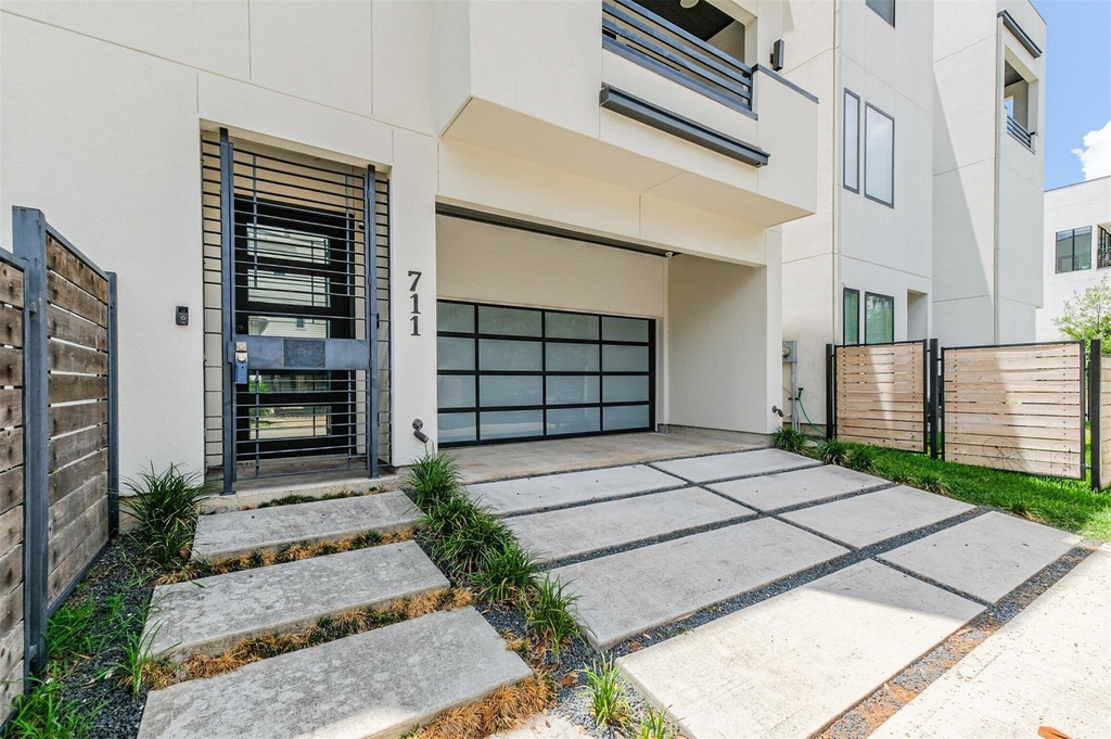 711 W Clay Street - Photo 1
