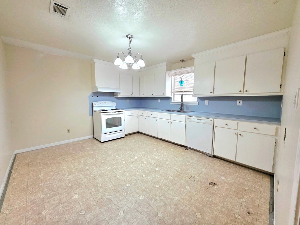 12105 Old County Road - Photo 5