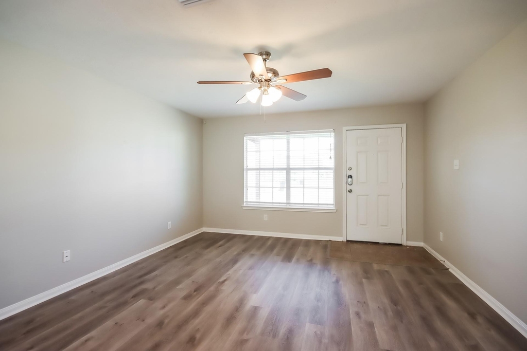 261 Kellyn Court - Photo 2