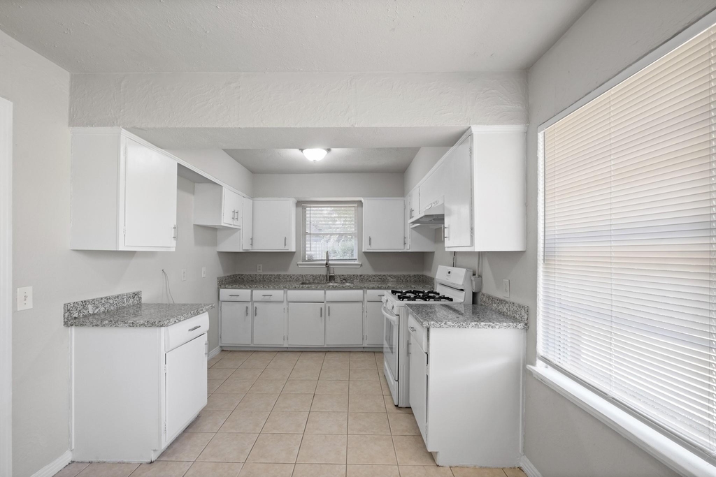 8410 Bob White Drive - Photo 3