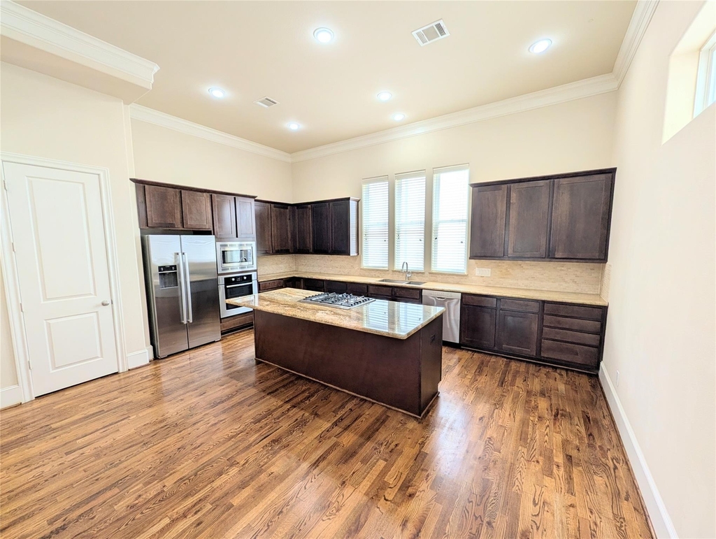226 E 28th Street - Photo 8