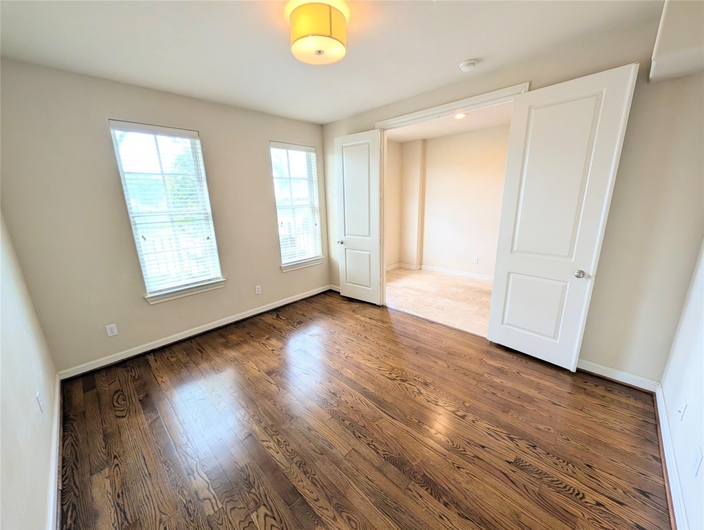 226 E 28th Street - Photo 3