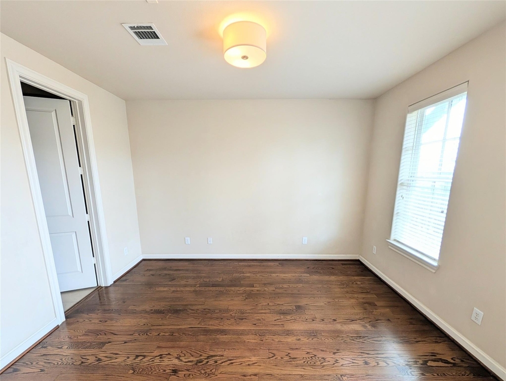 226 E 28th Street - Photo 2