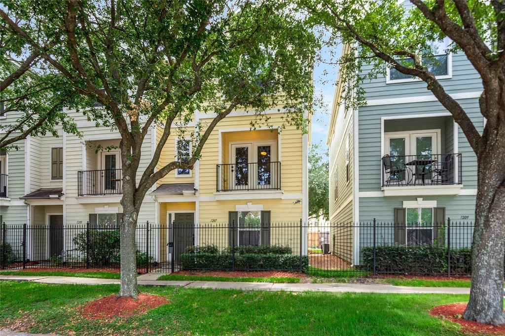 1207 Nagle Street - Photo 0