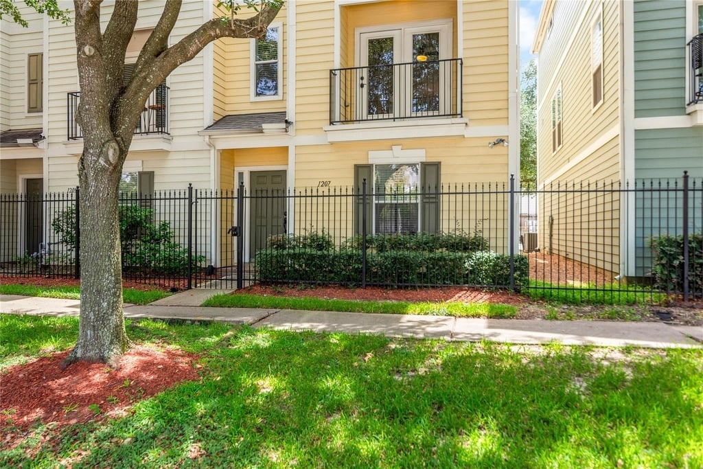 1207 Nagle Street - Photo 1