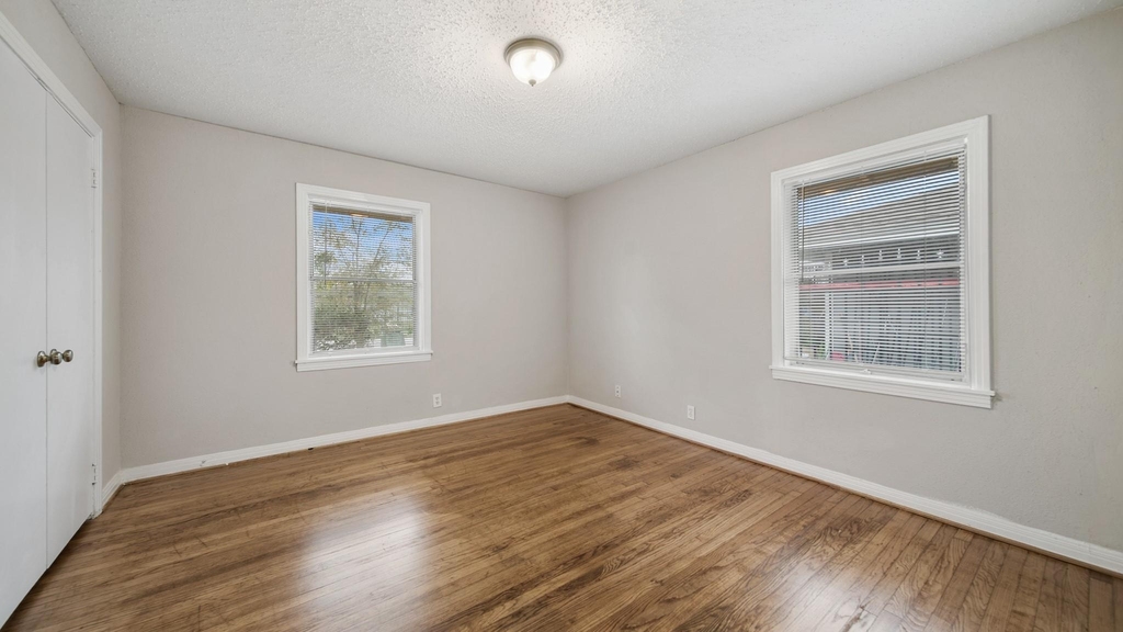 8018 Sharondale Drive - Photo 8