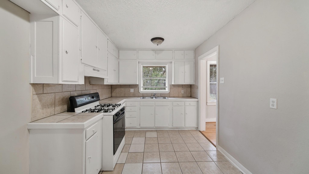 8018 Sharondale Drive - Photo 4