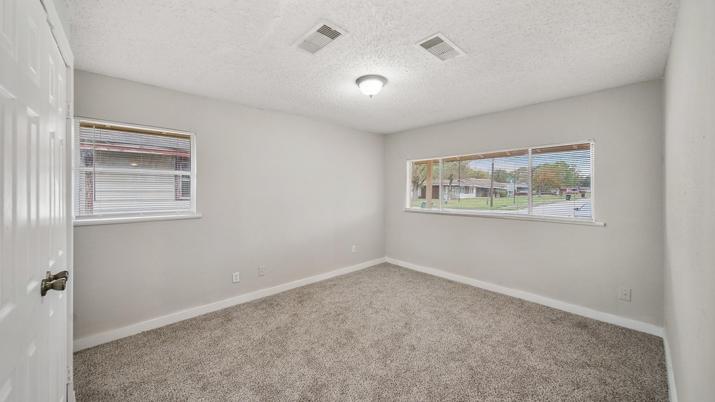 8018 Sharondale Drive - Photo 9