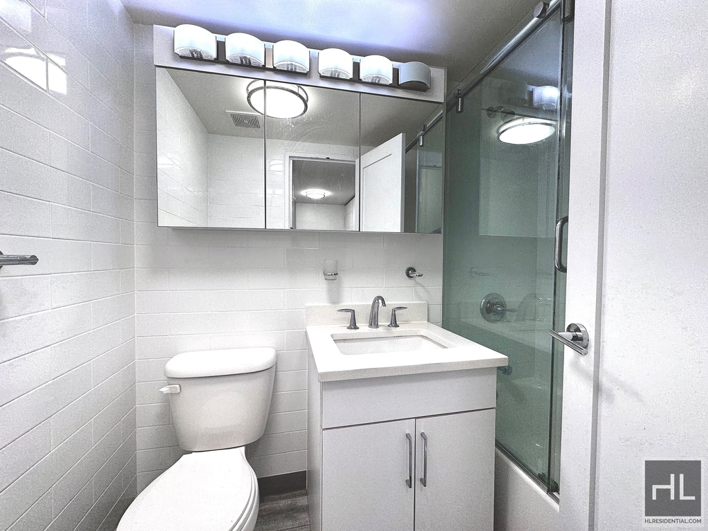 E 16 St - Photo 3