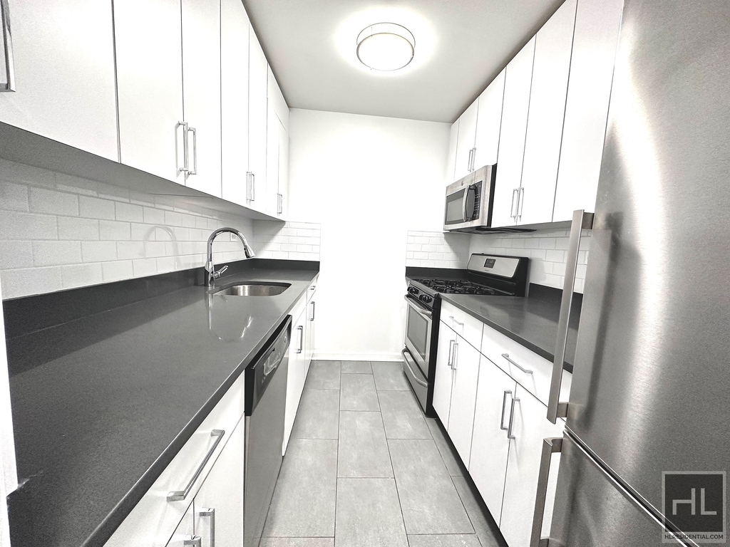 E 16 St - Photo 0