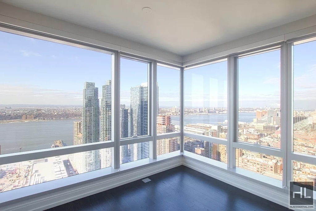 Tenth Avenue - Photo 2