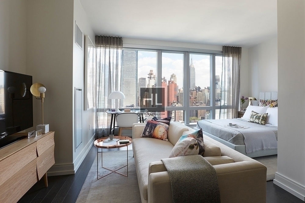 Tenth Avenue - Photo 1