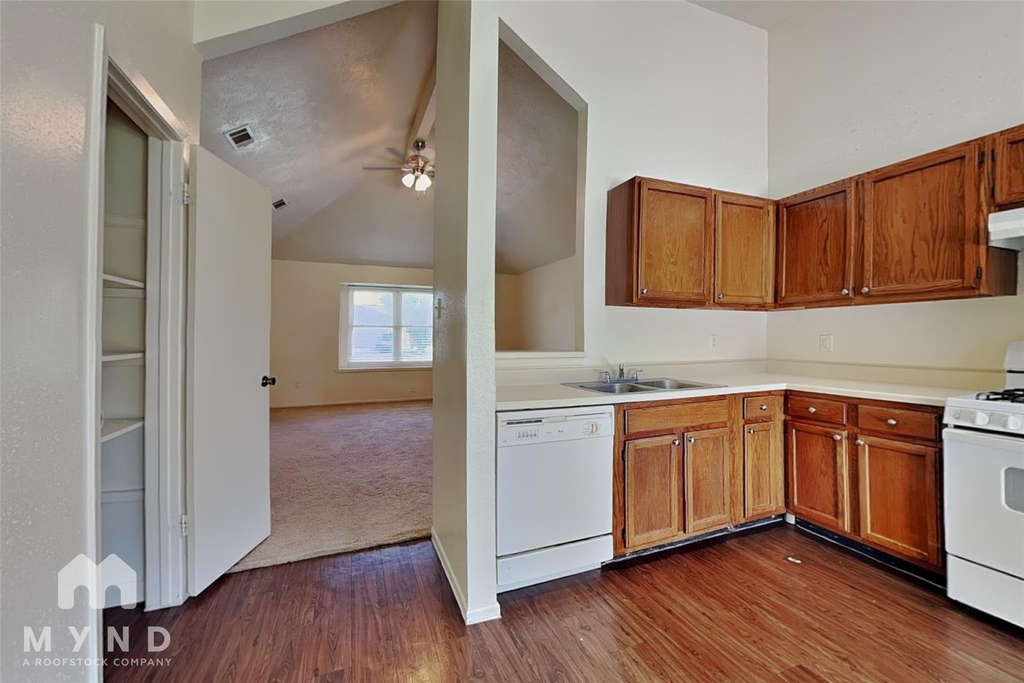 10002 Green Valley Lane - Photo 5