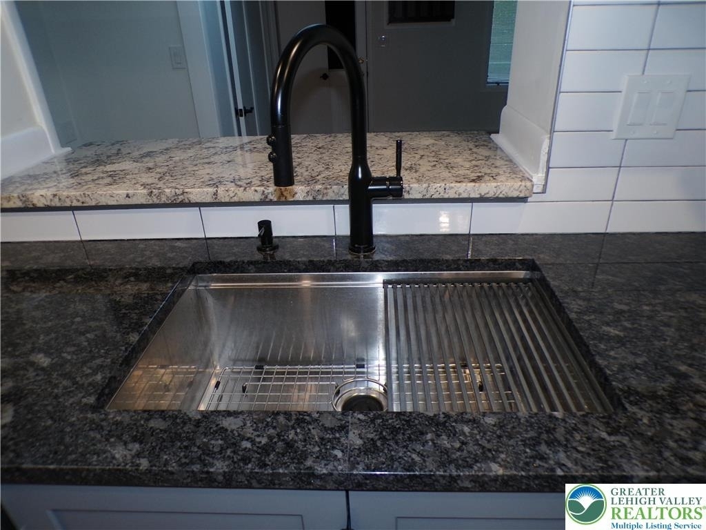 2440 W Livingston Street - Photo 6