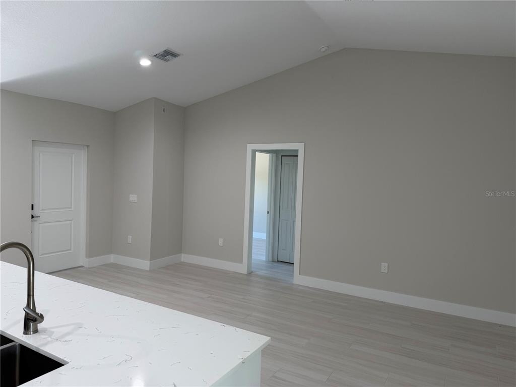 23367 Mayville Avenue - Photo 8