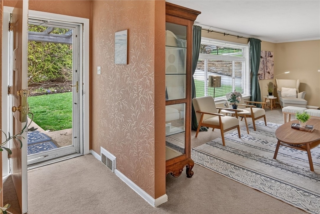 462 Greenhurst Dr - Photo 2