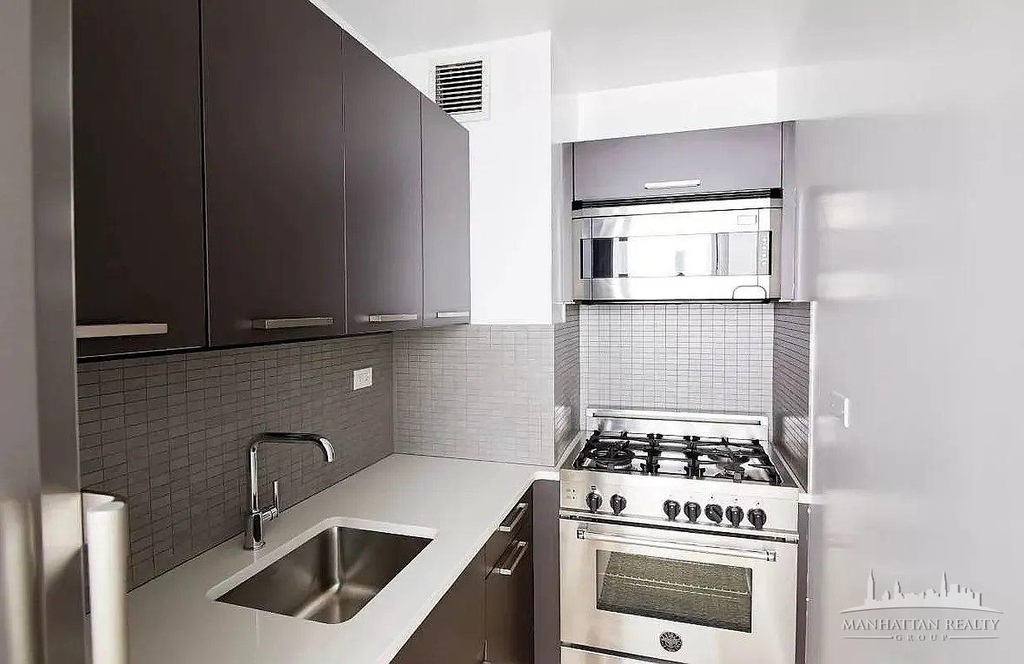E 39th St - Photo 2