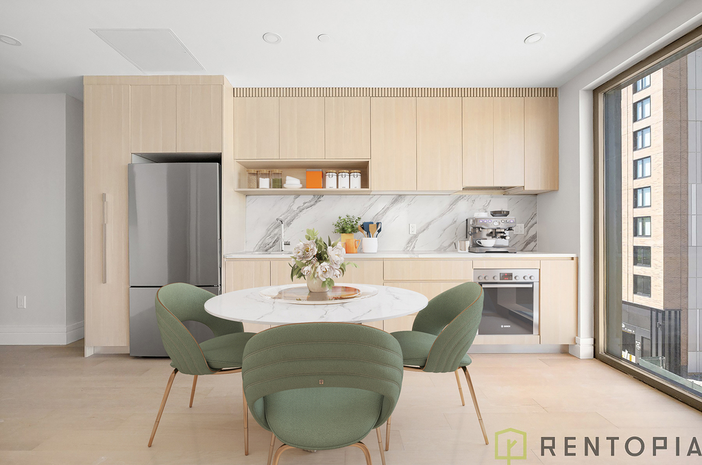 960 Franklin Avenue - Photo 3