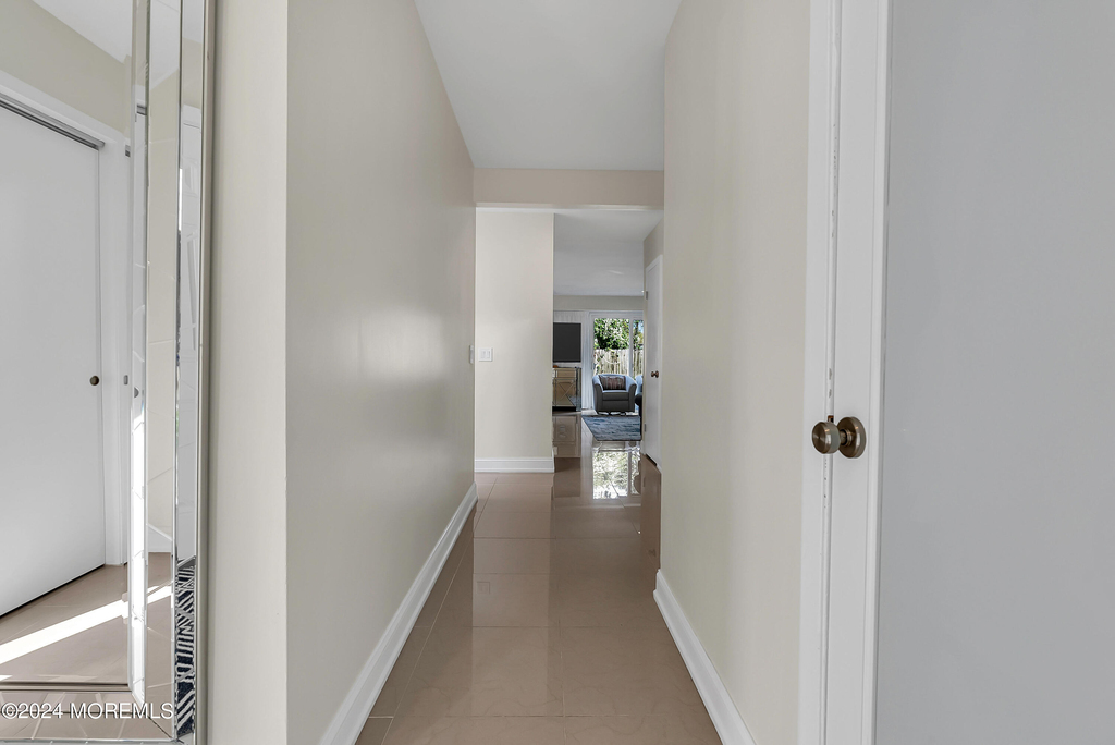 215 W Morgan Avenue - Photo 3