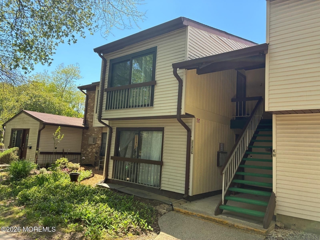 131 Amberly Drive - Photo 1