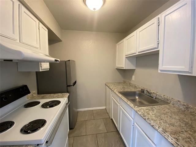 701 W Sycamore Street - Photo 2