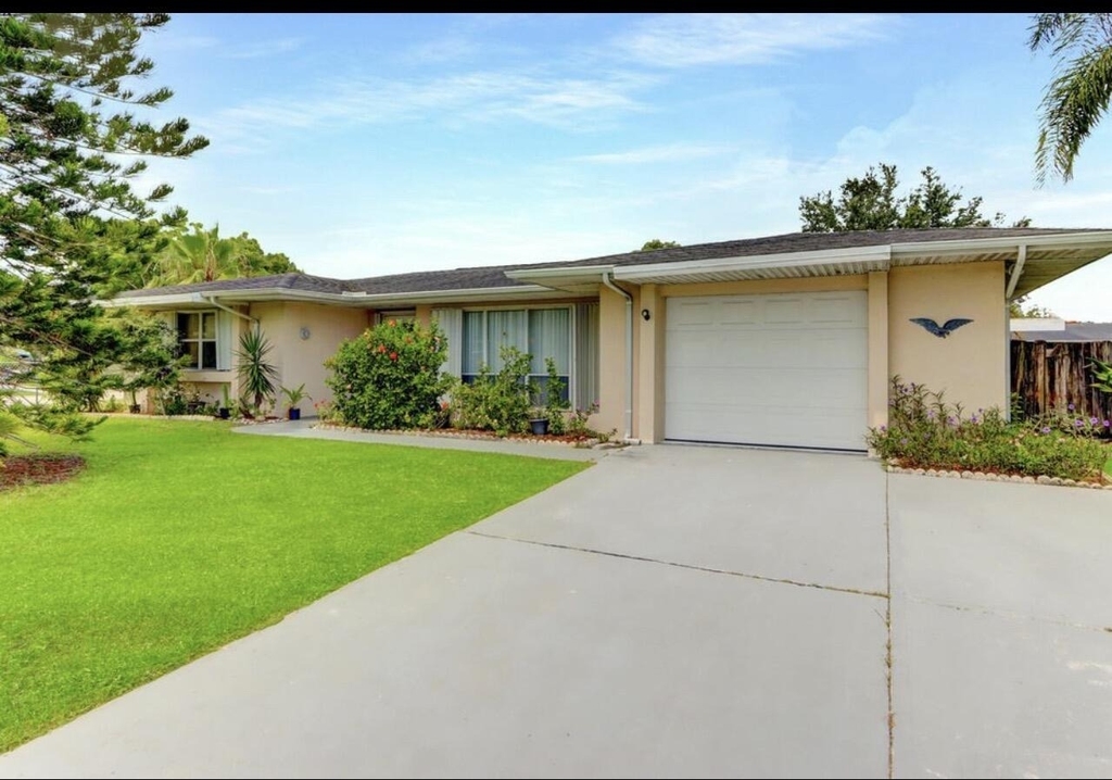 216 Ne Mainsail Street - Photo 1