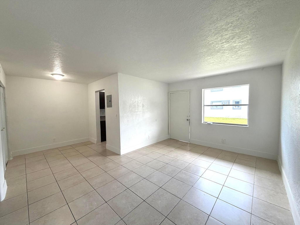 2121 Davie Boulevard - Photo 2
