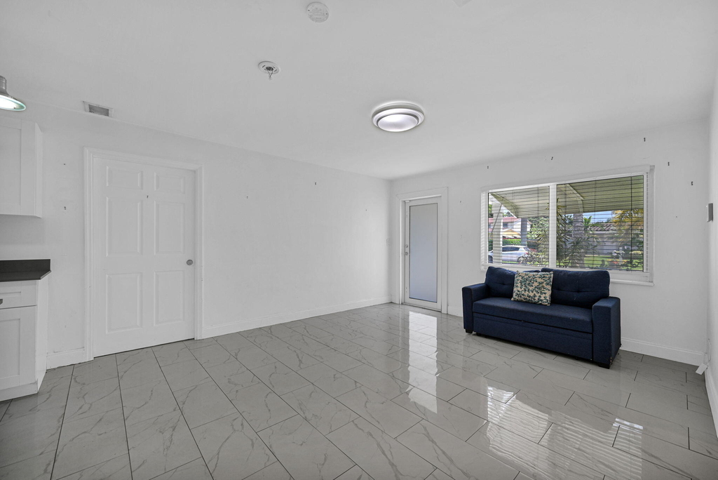 2933 Ne 12th Terrace - Photo 2
