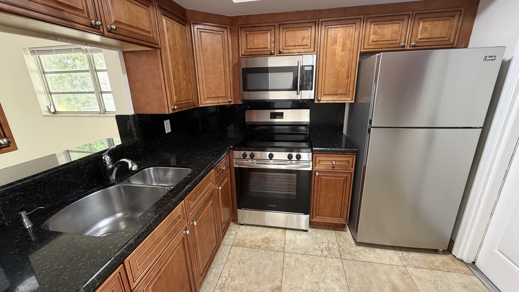 4061 Nw 9th Avenue - Photo 7
