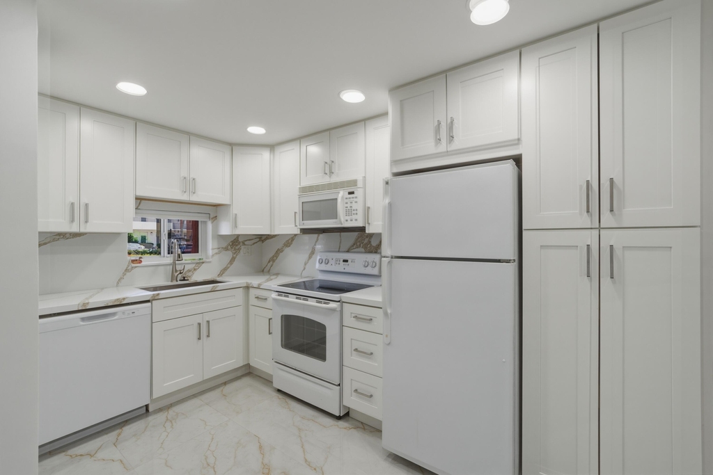 371 S Hollybrook Drive - Photo 0