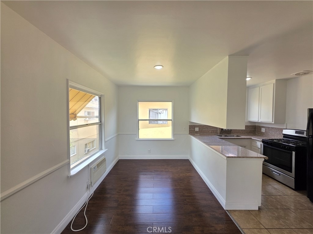 8706 Parthenia Place - Photo 8