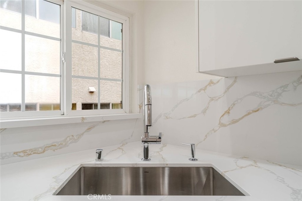 323 N Louise Street - Photo 6