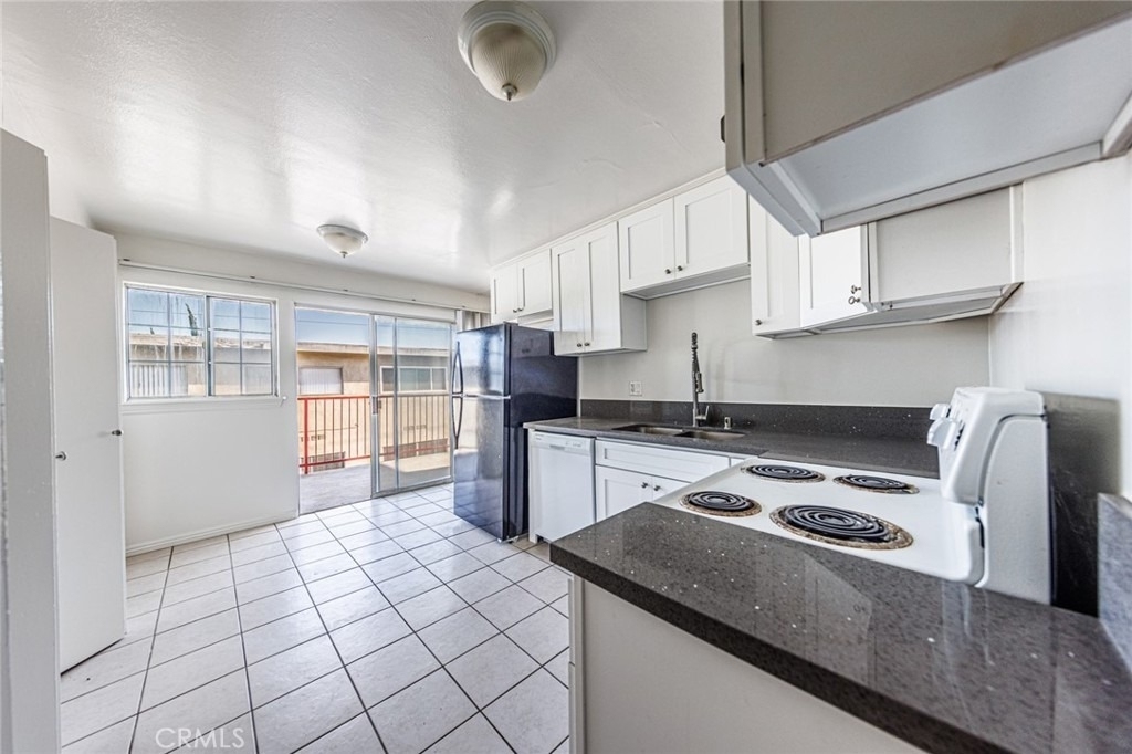 810 E Grand Ave - Photo 1