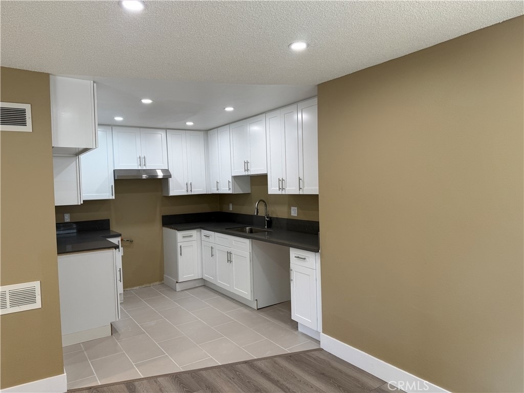 219 E Maple Street - Photo 5