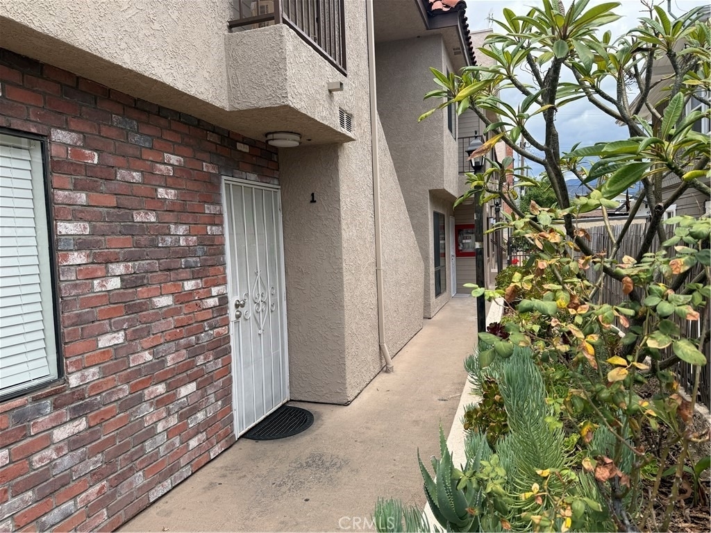 219 E Maple Street - Photo 1