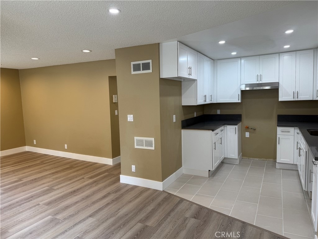 219 E Maple Street - Photo 3