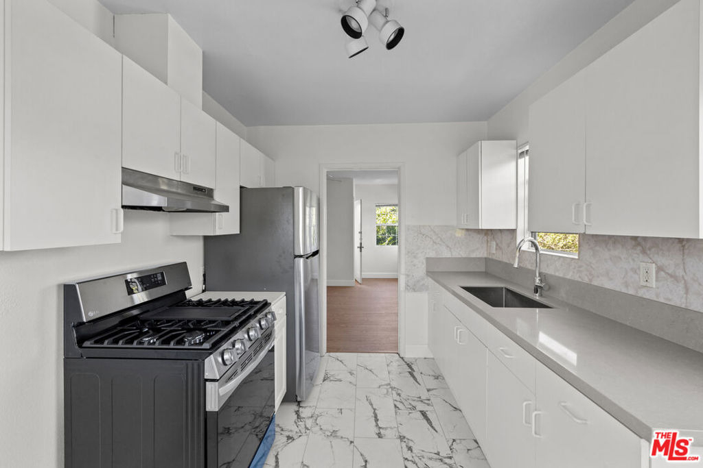 2528 1/2 Military Avenue - Photo 8