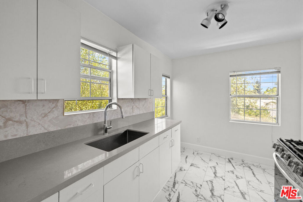 2528 1/2 Military Avenue - Photo 7